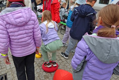 Dzieci na torze przeszkód