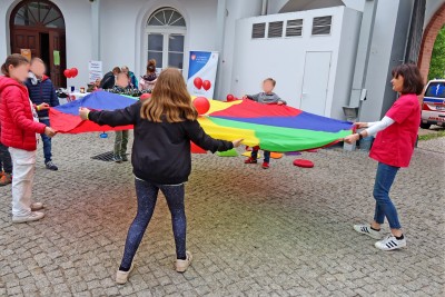 Zabawy dzieci z chustą animacyjną