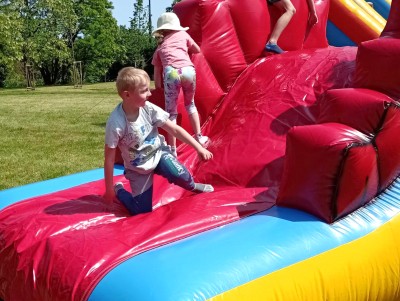 Chłopcy skaczą na zamku dmuchanym