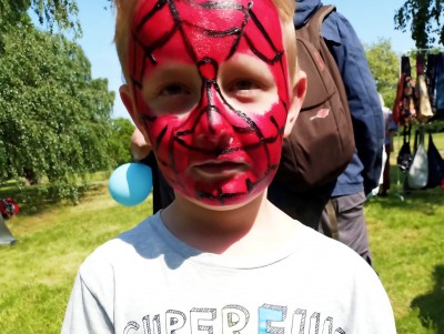 Chłopiec z malunkiem na twarzy